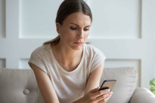 Kvinde med telefon er besat af en eks