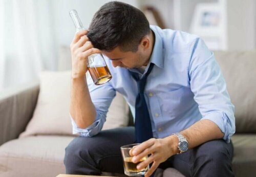 Mand med spiritusflaske er skidt grundet indtag af alkohol på tom mave