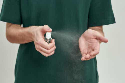 Mand med lille spray i hånden