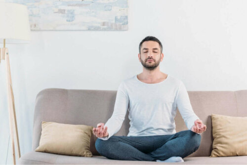Mand i sofa er eksempel på at meditere succesfuldt