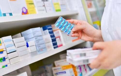 Apoteker med medicin i hånden