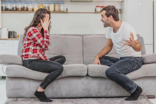 Par i sofa skændes