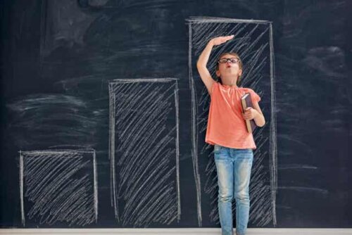 Pige, der måler sin højde