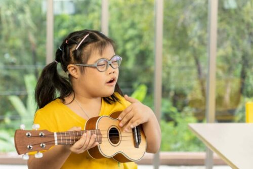 Pige med down syndrom spiller guitar som eksempel på personer med intellektuelle handicap