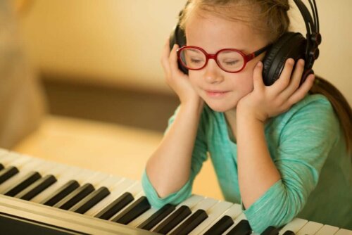 Pige, der lytter til musik ved klaver, illustrerer intellektuelle handicap