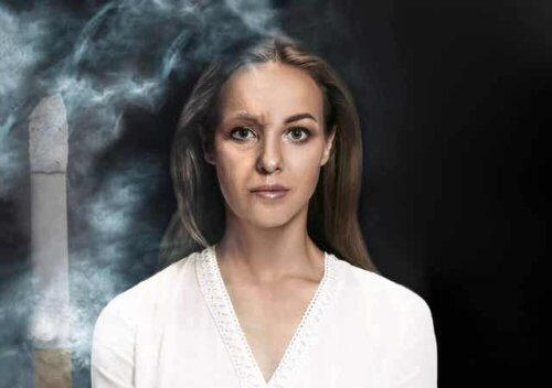 Kvindes med røg omkring halvdelen af hovedet