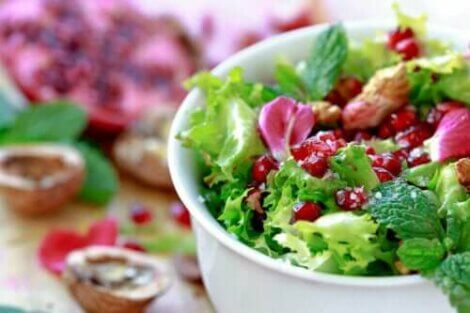 En hurtig og nem opskrift på salat med granatæble og endivie