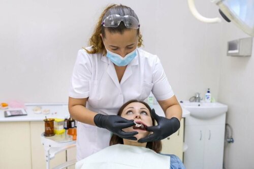 Tandlæge behandler patient med tandkødssmil