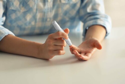 Person tjekker sit blodsukker