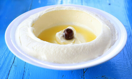 Yoghurtost i skål med oliven