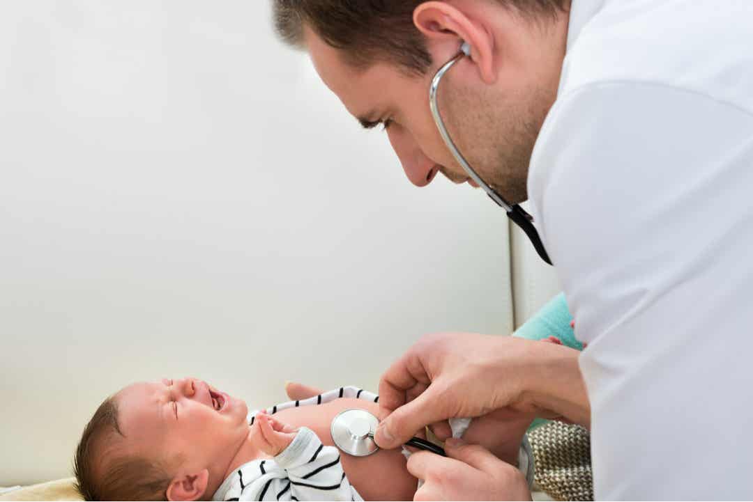 Læge tjekker hypermobilitet hos spædbørn