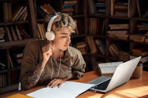 Hjælper det at lytte til musik for at studere bedre?