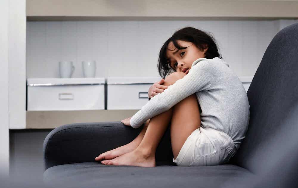 Pige med psykisk handicap krammer sig selv