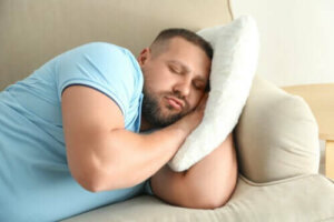 Det kan øge risikoen for fedme at gå sent i seng, viser undersøgelser