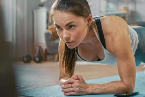 Kvinde, der laver planke