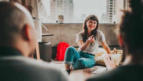 Kvinde taler med andre ved hjælp af følelsesmæssig kommunikation