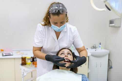 Kvinde ved tandlæge for at få sat tandbroer fast