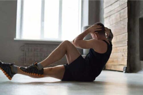 Mand, der træner mave