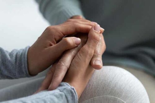 Patient, der bliver holdt i hånden