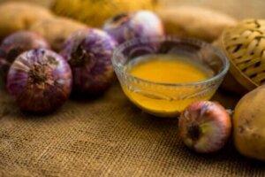 Alt, hvad du bør vide om løgshampoo