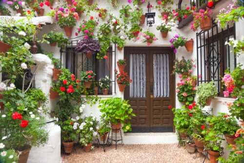 Sådan indrettes en gårdhave i andalusisk stil