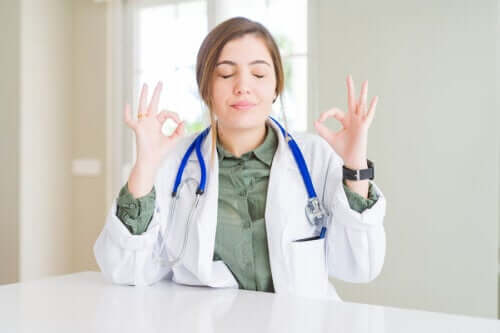 Mindfulness til at reducere stress hos sundhedspersonale