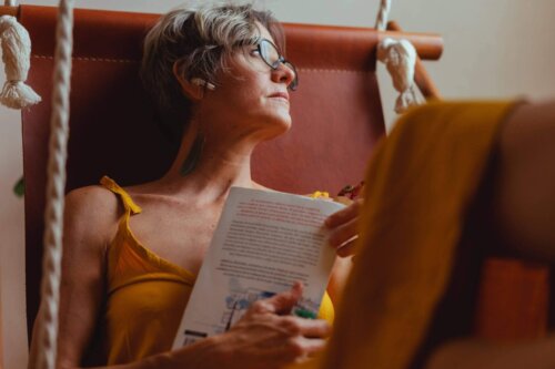 Kvinde læser og dagdrømmer
