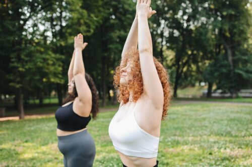 To kvinder dyrker yoga