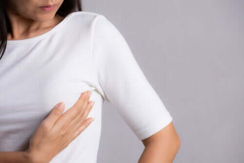 Årsagerne til smerter under brysterne