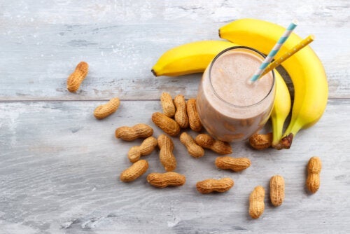 Sådan laver du en energishake med peanutbutter og banan