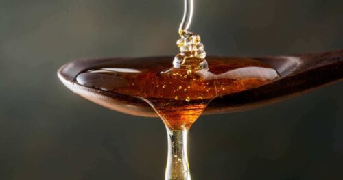 Honning hældes på ske