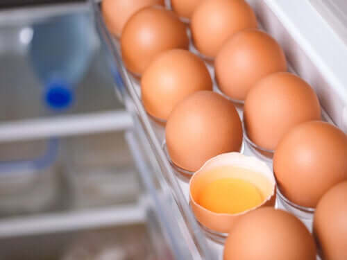 Skal jeg opbevare æg i eller udenfor køleskabet?
