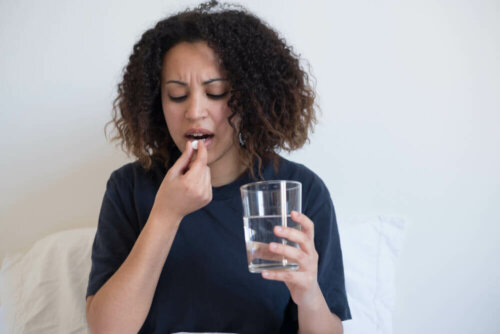 Kvinde tager en pille