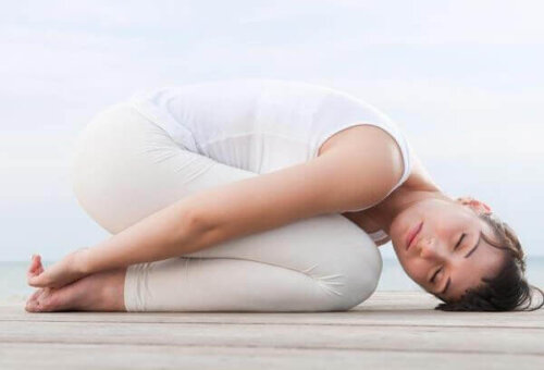 Kvinde dyrker yoga for bedre at kunne leve med fibromyalgi