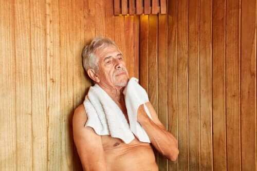 Mand nyder de forskellige fordele ved saunaer