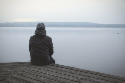Person alene ved sø