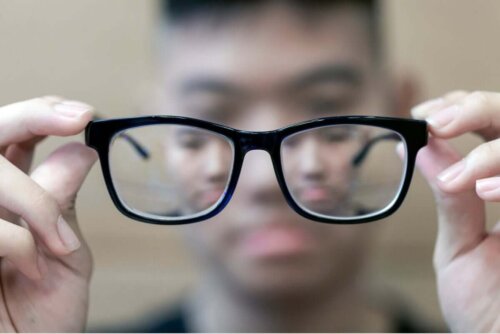 Person tjekker briller