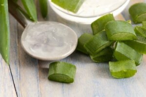 Sådan laver man naturlig sæbe med aloe vera og honning