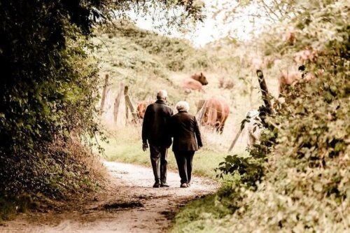 Ældre par går tur sammen