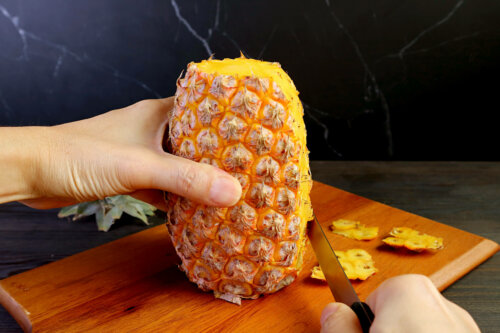 Frisk ananas skæres ud