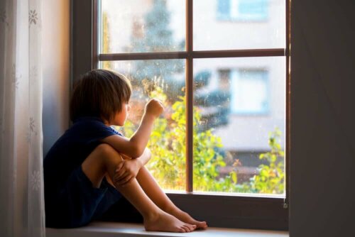 En ensom dreng i vindue