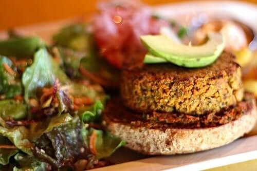 Burger med kartoffel og spinat