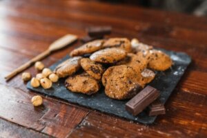 2 måder at lave chokoladekiks med kikærtemel på