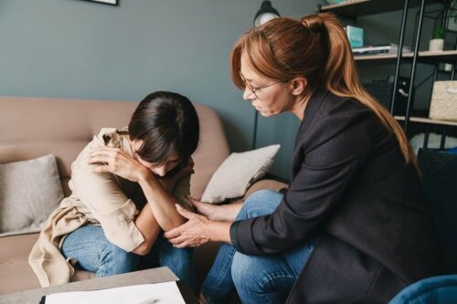 Kvinde med depression får hjælp af en terapeut