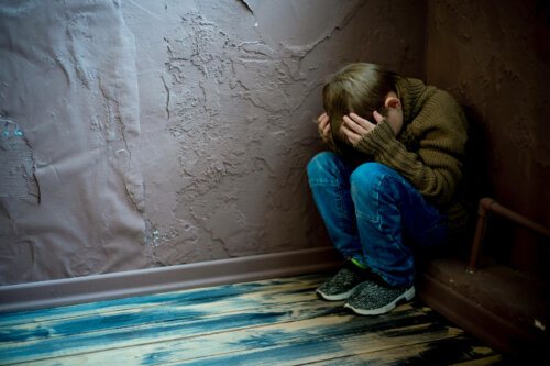 Dreng med angst skjuler sit ansigt