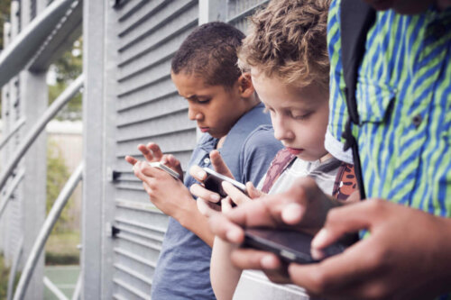 Drenge sidder med telefoner