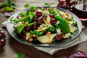 3 sunde salatopskrifter med druer