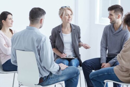 Folk i gruppeterapi sidder i cirkel