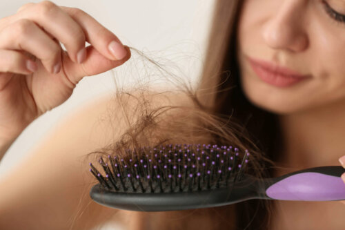 Løse hår i hårbørste