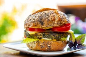 Prøv denne sunde opskrift på burger med kartoffel og spinat